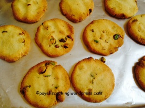 pistachios and semolina cookies 